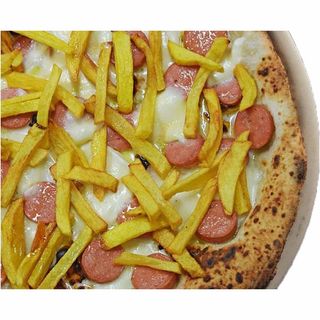 Pizza patatine e würstel bianca