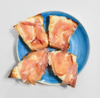 Crostini con jamón serrano