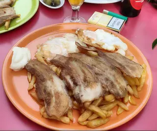 Lomo A La Plancha Con Patatas Y Dos Huevos Fritos