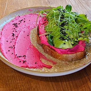 Avo toast cu hummus roz - vegan