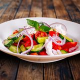 Salata cu legume proaspete si  brinza de capra alla Toscana