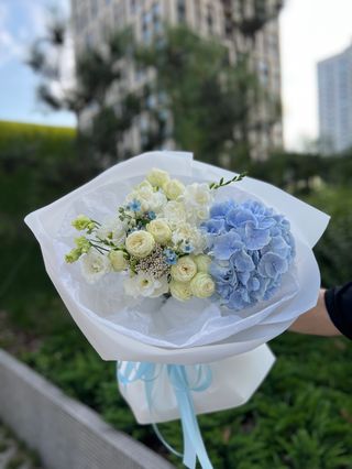 Букет з гортензією, кущовою трояндою, фрезією та оксіпеталумом