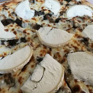 Pizza Morcilla Con Cebolla Caramelizada (Mediana Redonda De 30 Cm.)