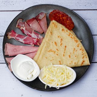 Slana palačinka sa šunkom, pavlakom i kačkavaljem