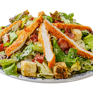 Ensalada César con filetes de pollo.  Caesar salad with crispy chicken