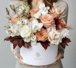 Aranjament floral cutie trandafiri, orhidee, lisianthus, frunze stejar