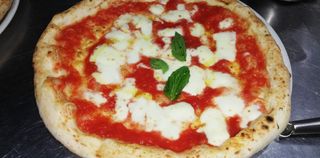 Margherita con provola