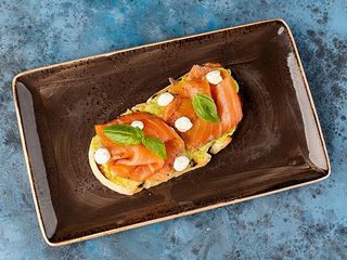 BRUSCHETTA ІЗ ЛОСОСЕМ ТА ГУАКАМОЛЕ (110g)