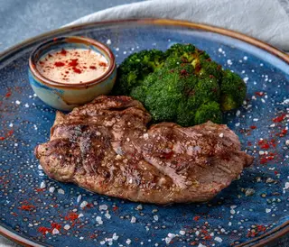 Steak de vita cu broccoli și sos Bourbon
