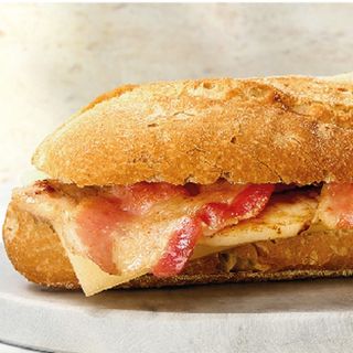 Bocadillo de lomo con queso y bacon