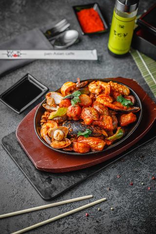 Пеште пісірілген теңіз өнімдері/  Морепродукты на жаровне