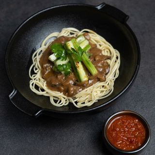 Нудли с месен сос Jajang (450г)