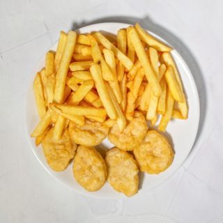 Chicken Nuggets with Chips (8pcs)