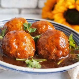Albóndigas de carne con coliflor y huevo