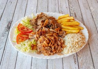 Plato De Ensalada Con Patatas Y Arroz