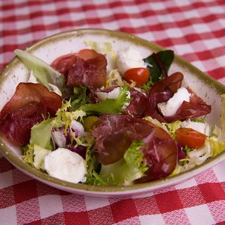 Ensalada con Bresaola y Perlitas de Mozzarella