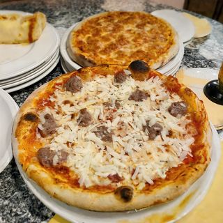 Salsiccia e grana a scaglie