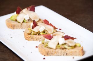 Bruskete sa tikvicama i dimljenim biftekom