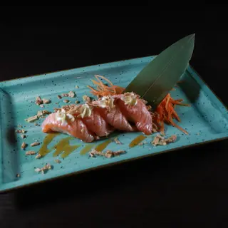 59. Nigiri sake scottati