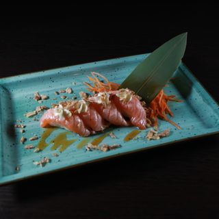 59. Nigiri sake scottati