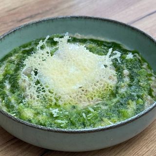 Вівсянка солона з яйцем пашот, соусом песто та сиром пармезан