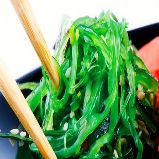Ensalada wakame (alga verde)