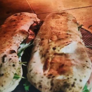 Crudo, rucola e scaglie di parmigliano