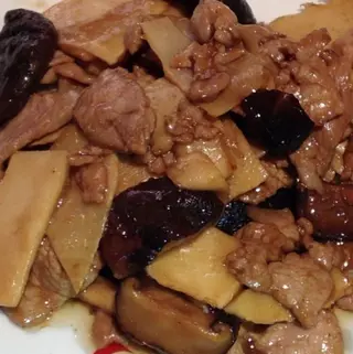 93.Cerdo Con Bambú Y Setas