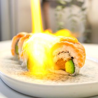 Roll De Salmón Picante