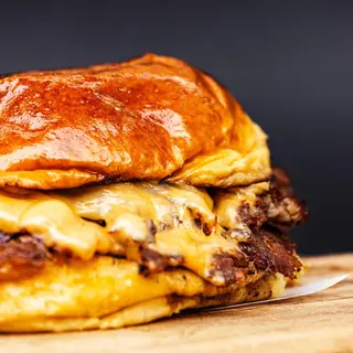 Cheeseburger con patatas fritas