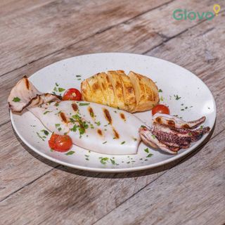 Calamar la grătar cu sos de vin alb și cartofi copți