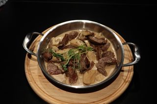 Теляча вирізка у грибному соусі