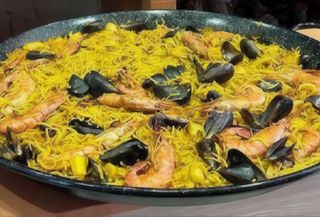 Ración De Fideuá A Leña