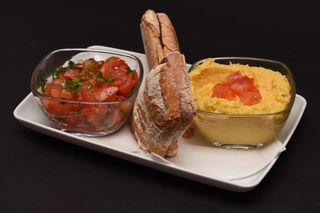 Hummus cu salsa de roșii și baghetă
