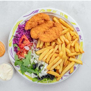 Frytki z polędwiczkami i surówkami