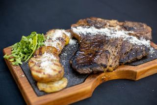 T-bone cu cartofi pe plită