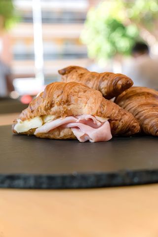 Croissant Con Prosciutto Y Queso Mozzarella