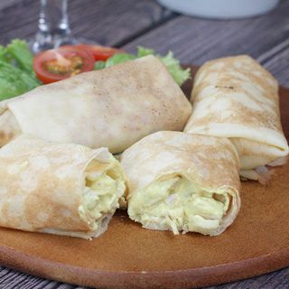 Блины с куриной грудкой в сливочном соусе