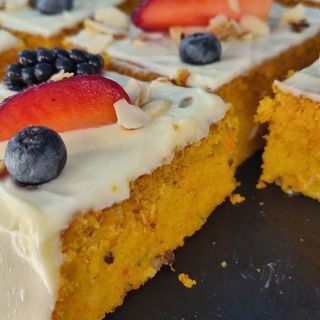 Bolo de Cenoura e amêndoa com creme queijo (sem glúten) - quadrado