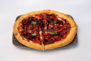 Пиццета с пастрами из говядины и соусом барбекю