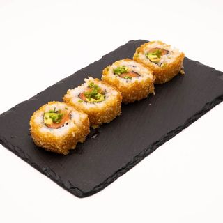26B. Rollo de tempura de salmón (4uds.) / Tempura salmon roll (4 pieces)