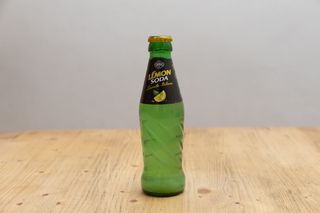 Acqua lemon soda in vetro