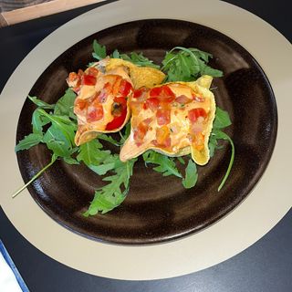 Tulipa de maíz con langostinos, mayonesa de chipotle y pico de gallo   