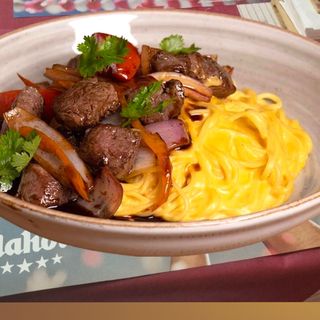 Tallarines a la Huancaína con Lomo Saltado