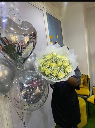 The white flowers and silver balloons birthday set