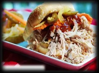 Sándwich de cerdo desmenuzado picante de Carolina del Sur