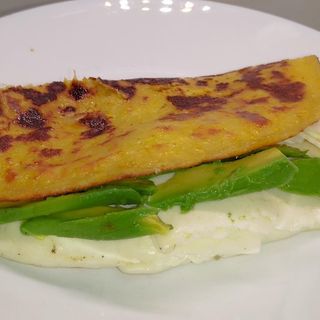 Cachapa Queso Blanco Y Aguacate