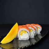 Рол з манго та лососем