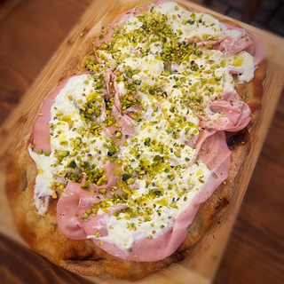 Pinsa Mortadella, stracciatella e pistacchio