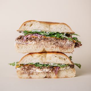 Pulled Beef Bagel (245g)